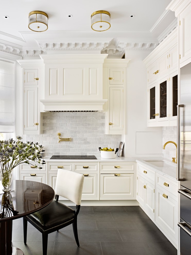 Idéer för ett modernt l-kök, med en undermonterad diskho, luckor med upphöjd panel, vita skåp och svart golv