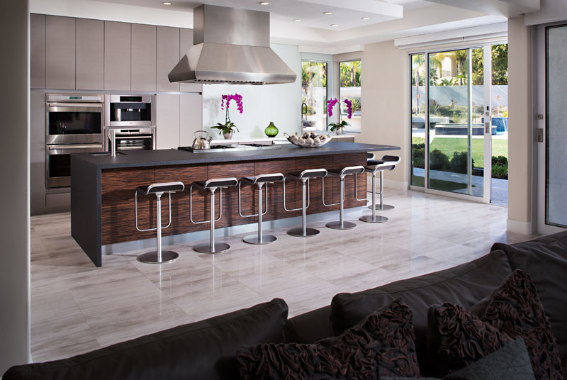 Große Moderne Wohnküche mit flächenbündigen Schrankfronten, grauen Schränken, Küchengeräten aus Edelstahl und Kücheninsel in San Diego