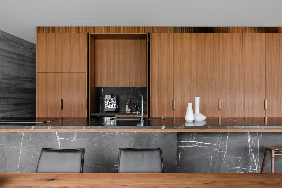 Einzeilige, Mittelgroße Moderne Wohnküche mit flächenbündigen Schrankfronten, hellbraunen Holzschränken, Betonboden, Kücheninsel und grauem Boden in Sydney