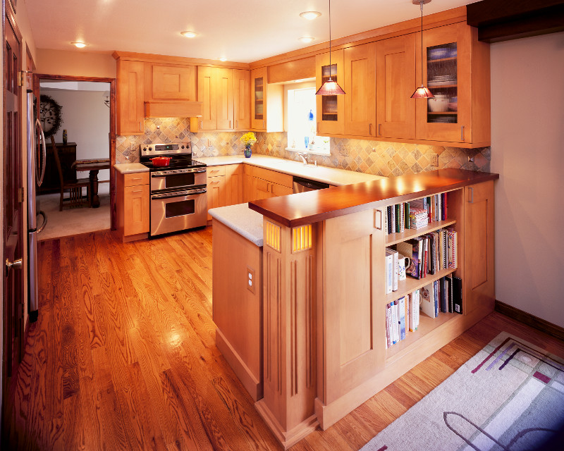 Idéer för ett mellanstort klassiskt kök, med skåp i shakerstil, skåp i ljust trä, bänkskiva i kvarts, flerfärgad stänkskydd, stänkskydd i stenkakel, rostfria vitvaror, mellanmörkt trägolv, en halv köksö och brunt golv