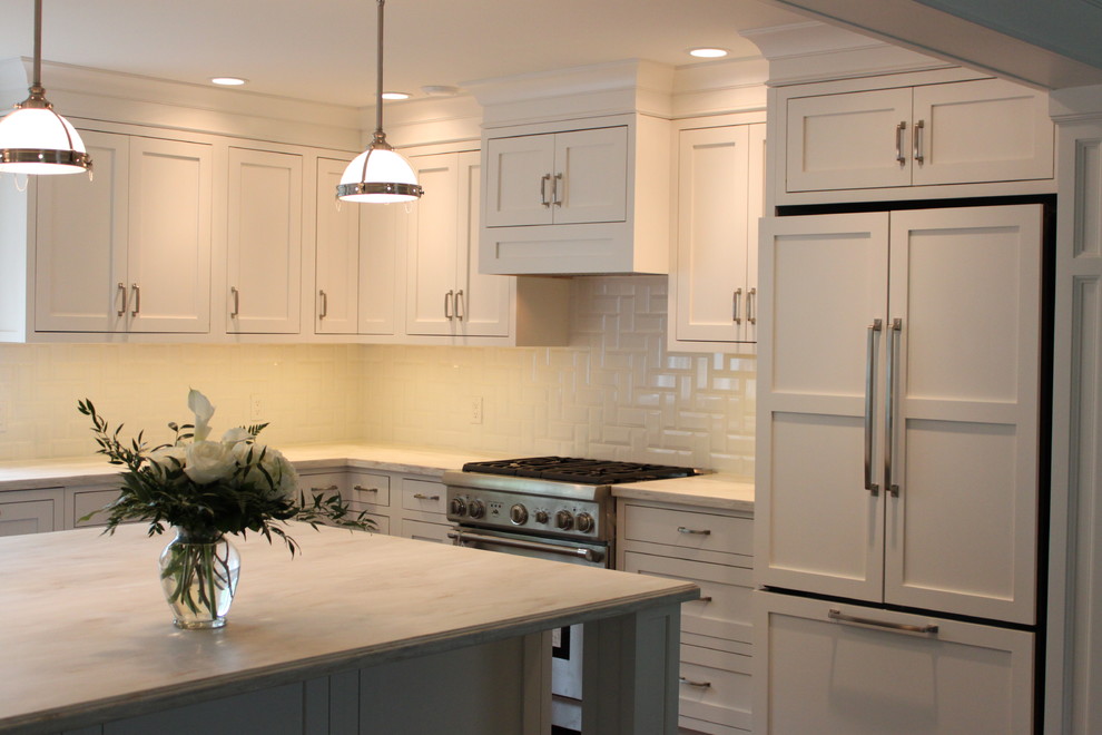 Exempel på ett stort klassiskt kök, med en nedsänkt diskho, släta luckor, vita skåp, marmorbänkskiva, vitt stänkskydd, stänkskydd i stenkakel, rostfria vitvaror och en köksö
