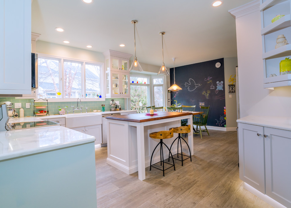 Exemple d'une cuisine chic avec un placard à porte shaker, des portes de placard blanches, un plan de travail en quartz, une crédence bleue, une crédence en carrelage métro et îlot.
