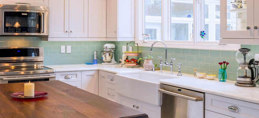 ワシントンD.C.にある高級なトランジショナルスタイルのおしゃれなアイランドキッチン (エプロンフロントシンク、シェーカースタイル扉のキャビネット、白いキャビネット、珪岩カウンター、青いキッチンパネル、サブウェイタイルのキッチンパネル、シルバーの調理設備) の写真