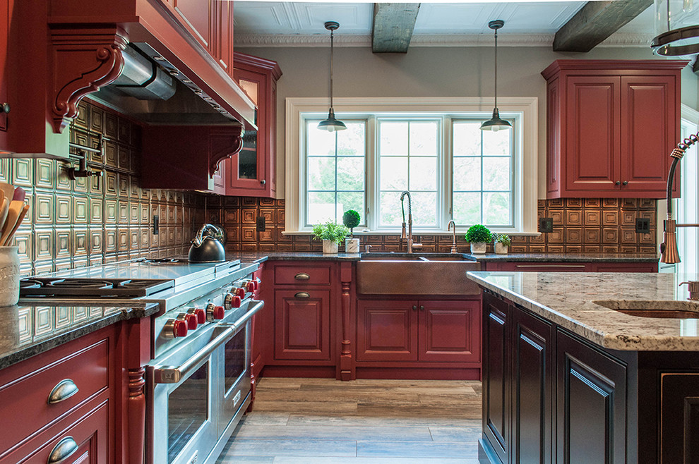 Bild på ett stort vintage kök, med luckor med profilerade fronter, röda skåp, rostfria vitvaror och en köksö