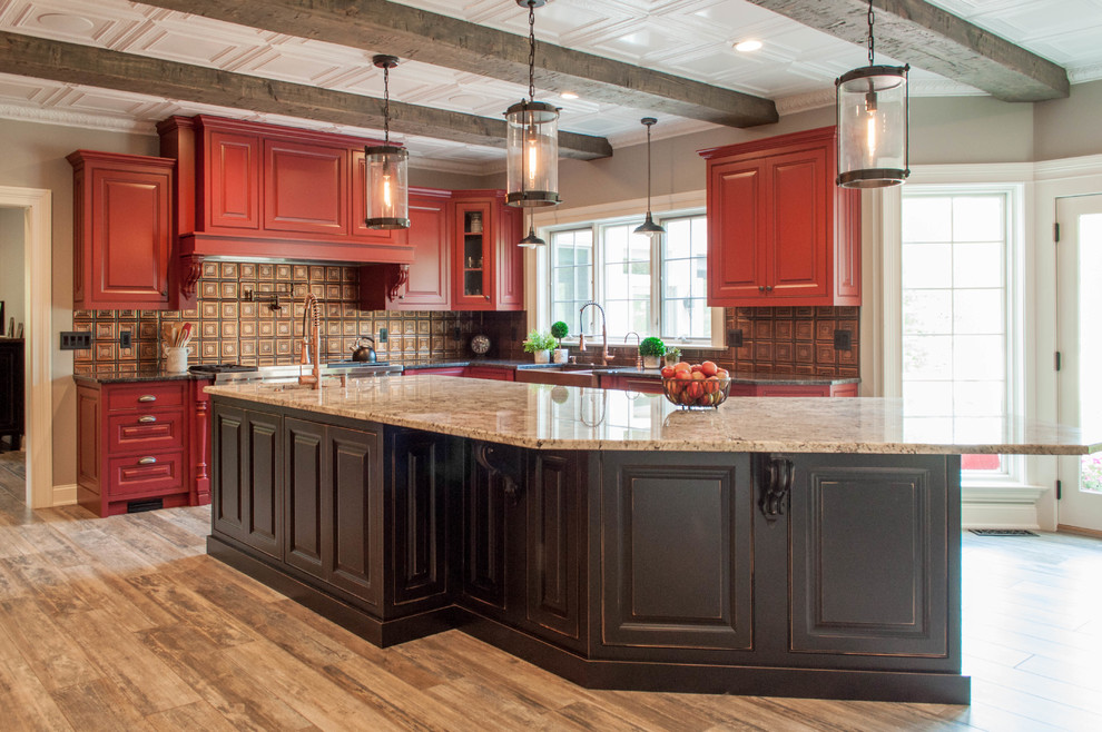 Große Klassische Küche in L-Form mit roten Schränken, Kücheninsel, Landhausspüle, profilierten Schrankfronten, braunem Holzboden, Küchenrückwand in Metallic und Rückwand aus Metallfliesen in Sonstige