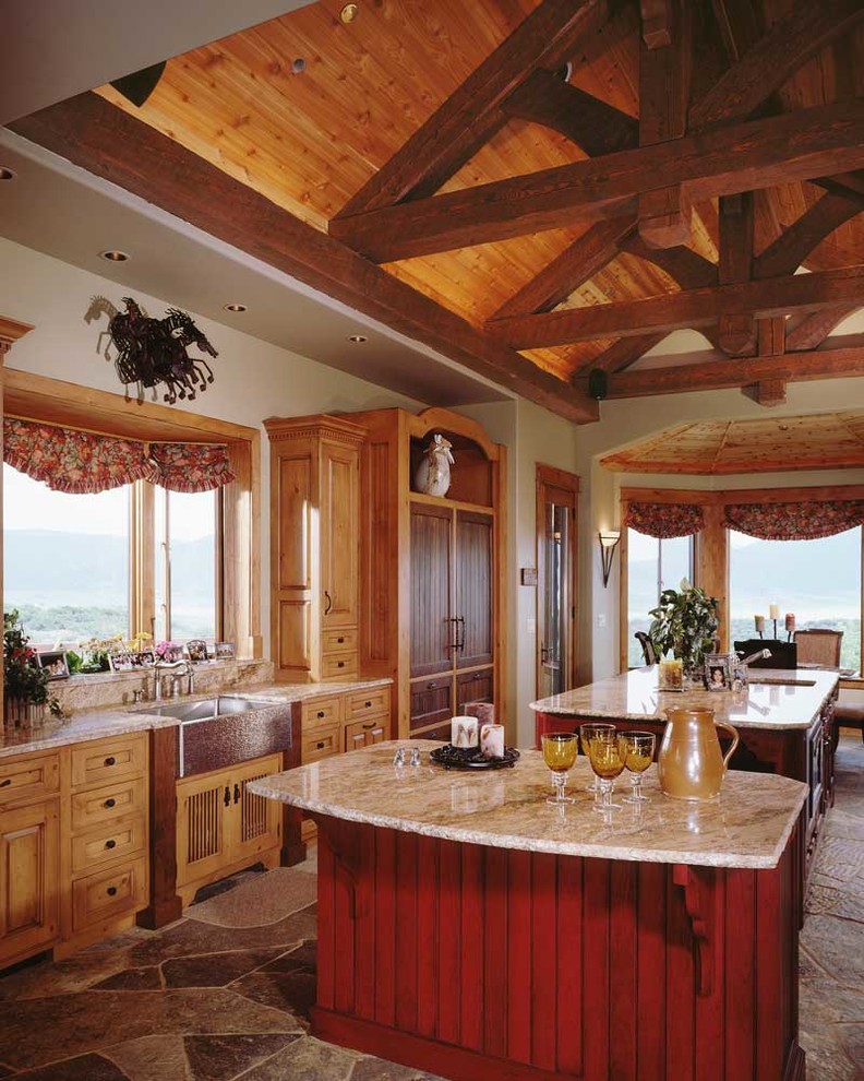 Cette photo montre une grande cuisine américaine encastrable montagne en bois clair avec un évier de ferme, un placard avec porte à panneau surélevé, un plan de travail en granite et 2 îlots.