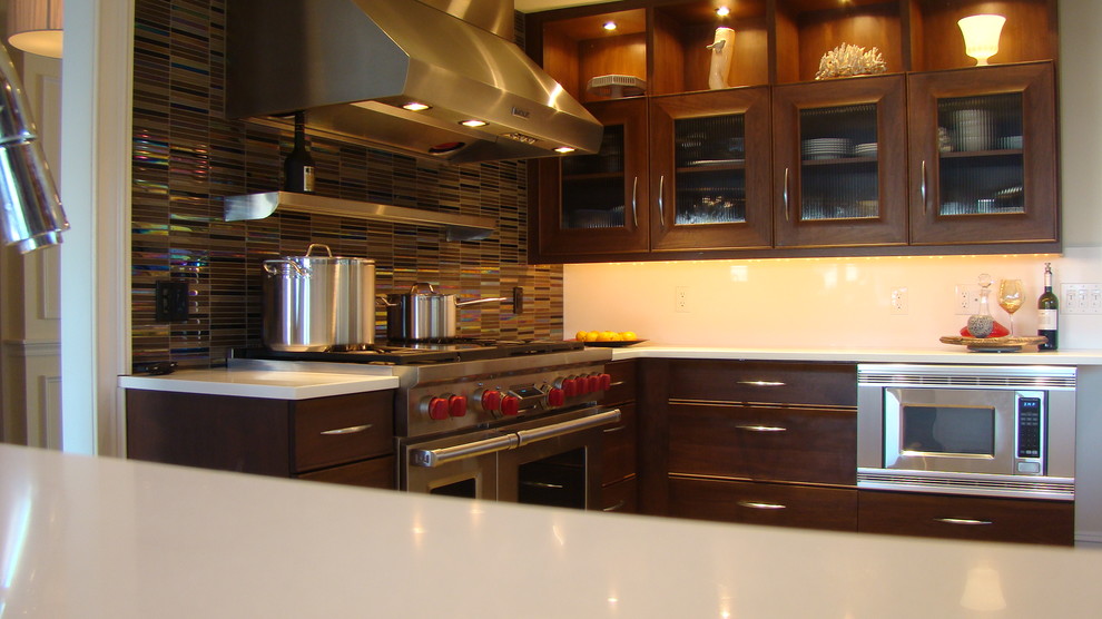 Bild på ett eklektiskt kök, med luckor med infälld panel, skåp i mellenmörkt trä, bänkskiva i koppar, stänkskydd med metallisk yta, stänkskydd i mosaik och rostfria vitvaror
