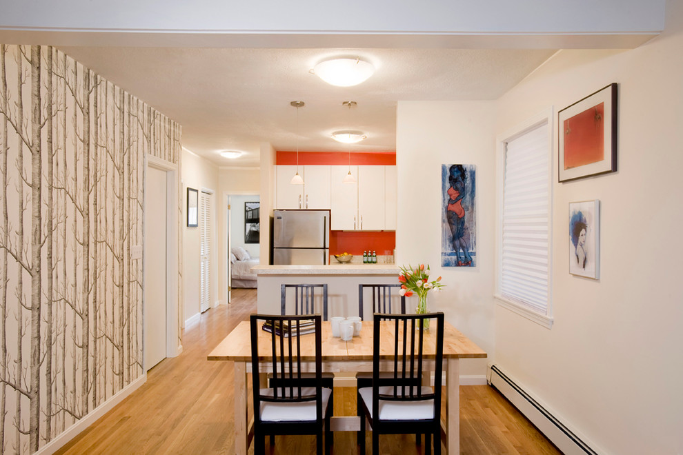 Moderne Wohnküche mit flächenbündigen Schrankfronten, weißen Schränken und Küchengeräten aus Edelstahl in Boston