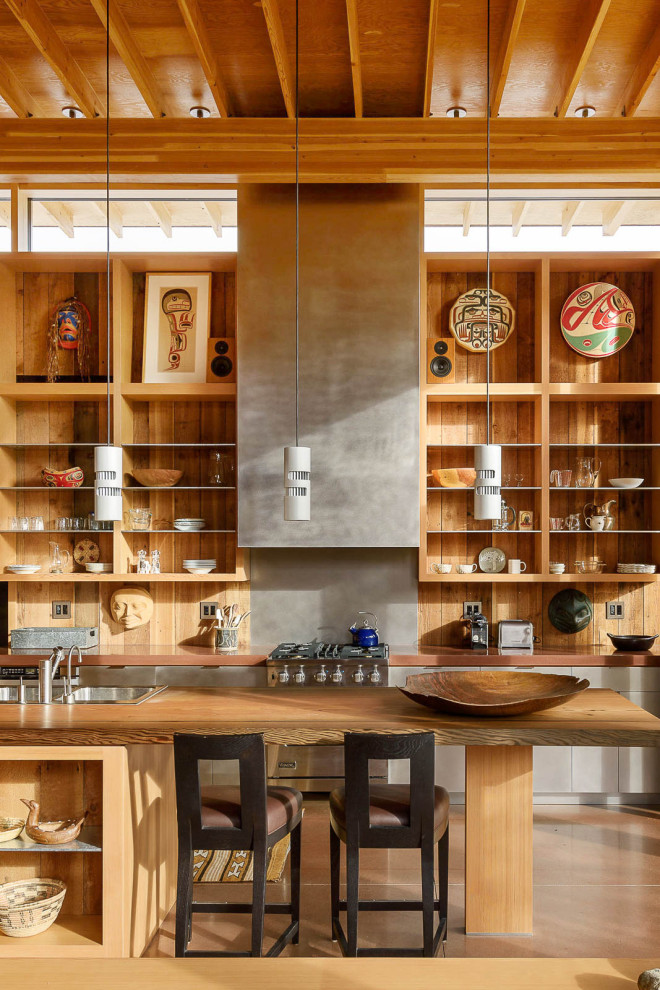 Bild på ett funkis kök och matrum, med en dubbel diskho, öppna hyllor, träbänkskiva, rostfria vitvaror, betonggolv och en köksö