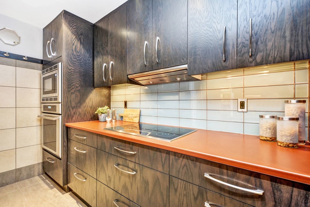 Esempio di una piccola cucina parallela minimal chiusa con lavello da incasso, ante lisce, ante in legno bruno, top in laminato, paraspruzzi blu, paraspruzzi con piastrelle di vetro, pavimento in gres porcellanato, pavimento beige e top arancione