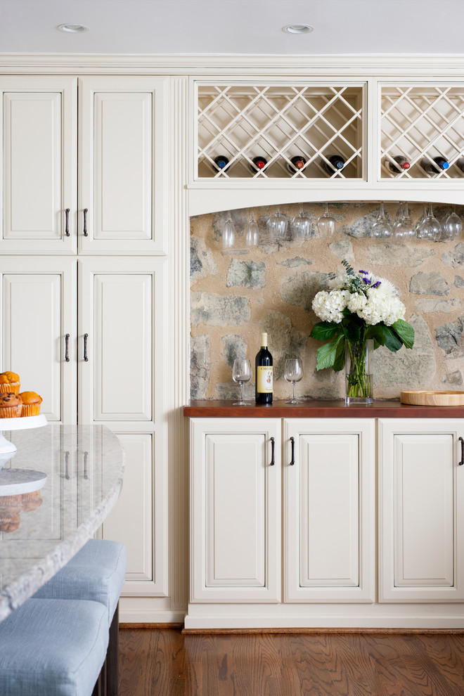 Exempel på ett mellanstort klassiskt linjärt kök med öppen planlösning, med luckor med upphöjd panel, blått stänkskydd, en köksö, en rustik diskho, vita skåp, granitbänkskiva, stänkskydd i keramik, integrerade vitvaror och mörkt trägolv