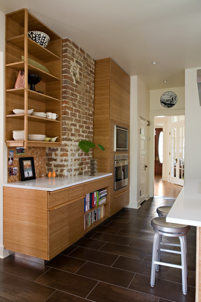 На фото: кухня в современном стиле с плоскими фасадами и фасадами цвета дерева среднего тона с