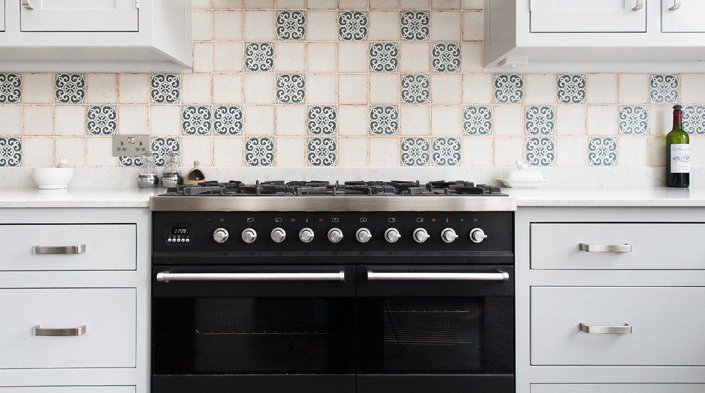 Offene, Mittelgroße Klassische Küche in U-Form mit Landhausspüle, Schrankfronten im Shaker-Stil, grauen Schränken, dunklem Holzboden und Kücheninsel in London