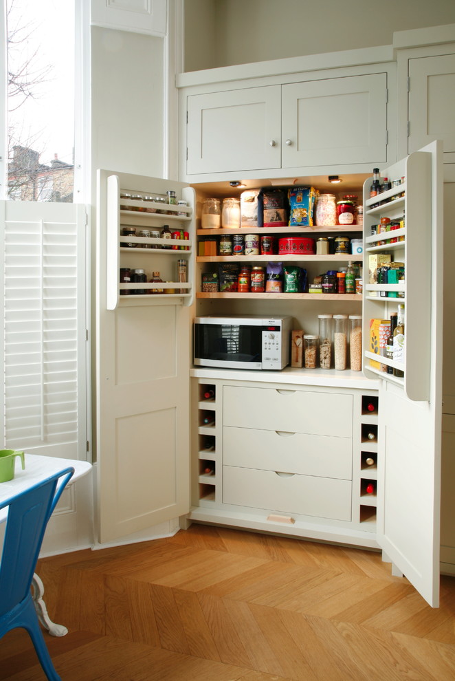 Foto de cocina comedor tradicional sin isla con armarios estilo shaker, puertas de armario blancas y electrodomésticos de acero inoxidable