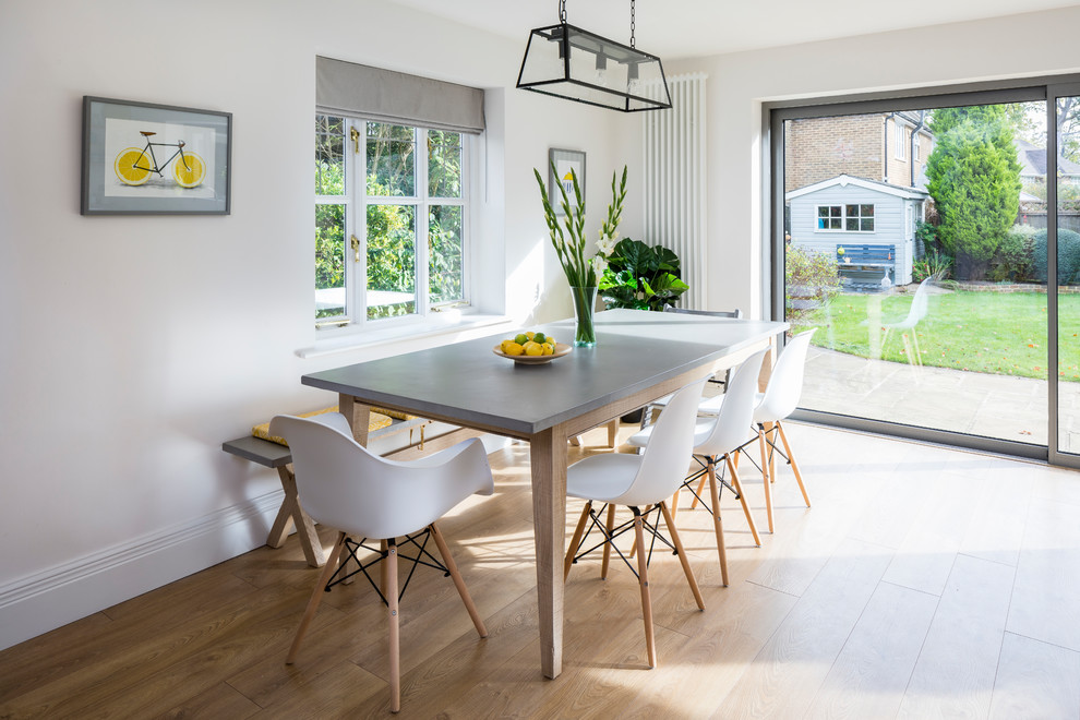 Foto di una sala da pranzo aperta verso il soggiorno contemporanea di medie dimensioni con parquet chiaro e pavimento beige