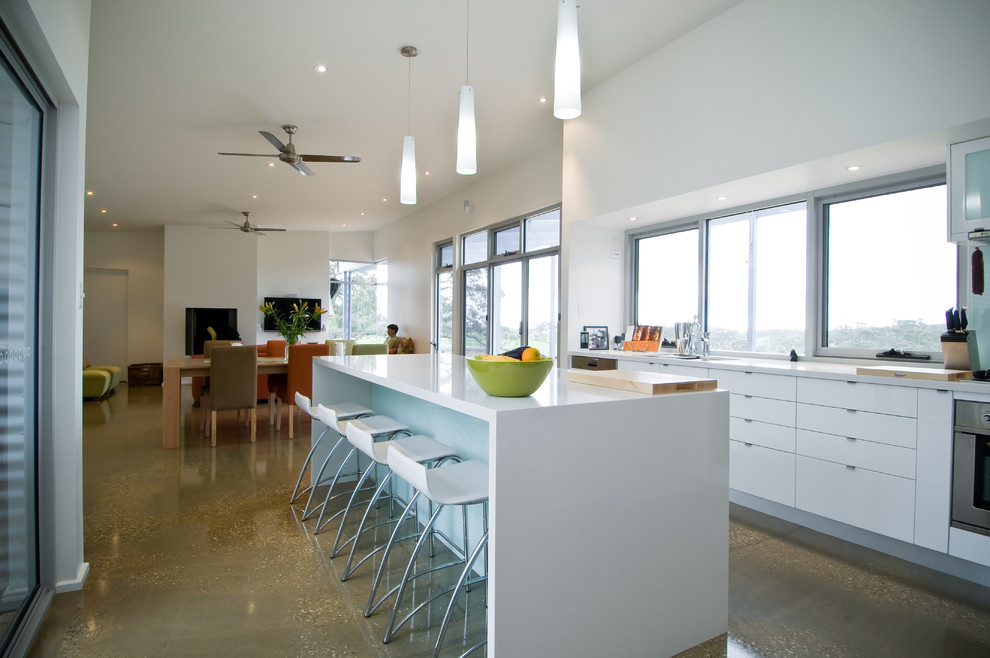 Zweizeilige, Mittelgroße Moderne Küche mit weißen Schränken und Kücheninsel in Adelaide