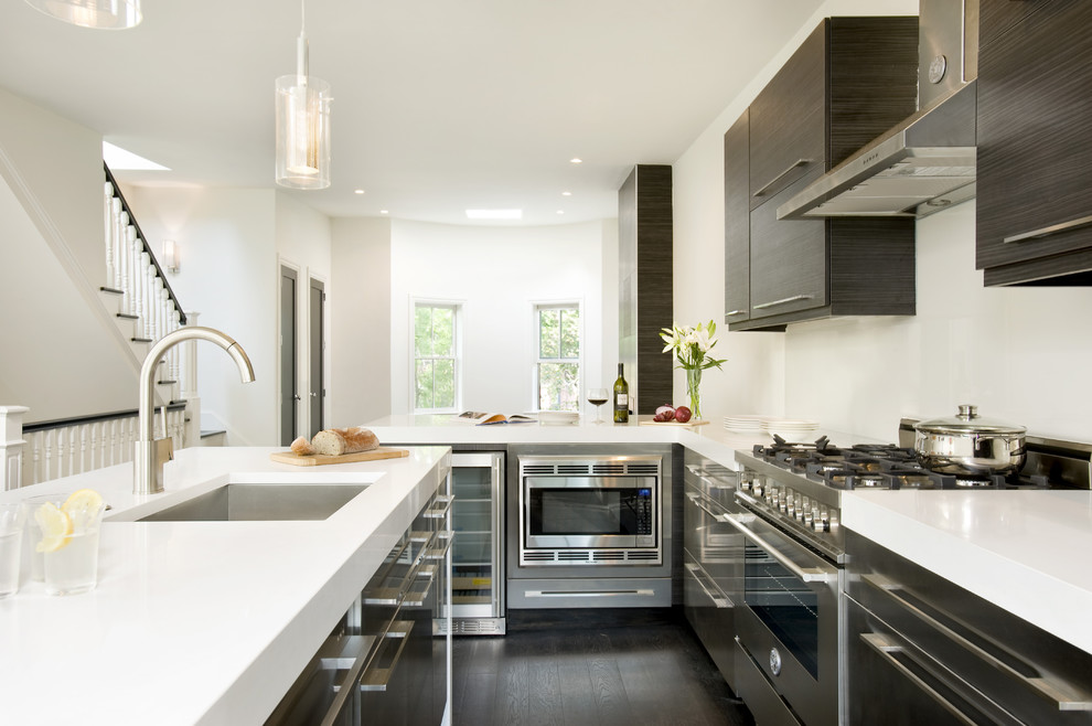 Moderne Küche mit Küchengeräten aus Edelstahl, Waschbecken, flächenbündigen Schrankfronten, dunklen Holzschränken und Quarzwerkstein-Arbeitsplatte in Boston
