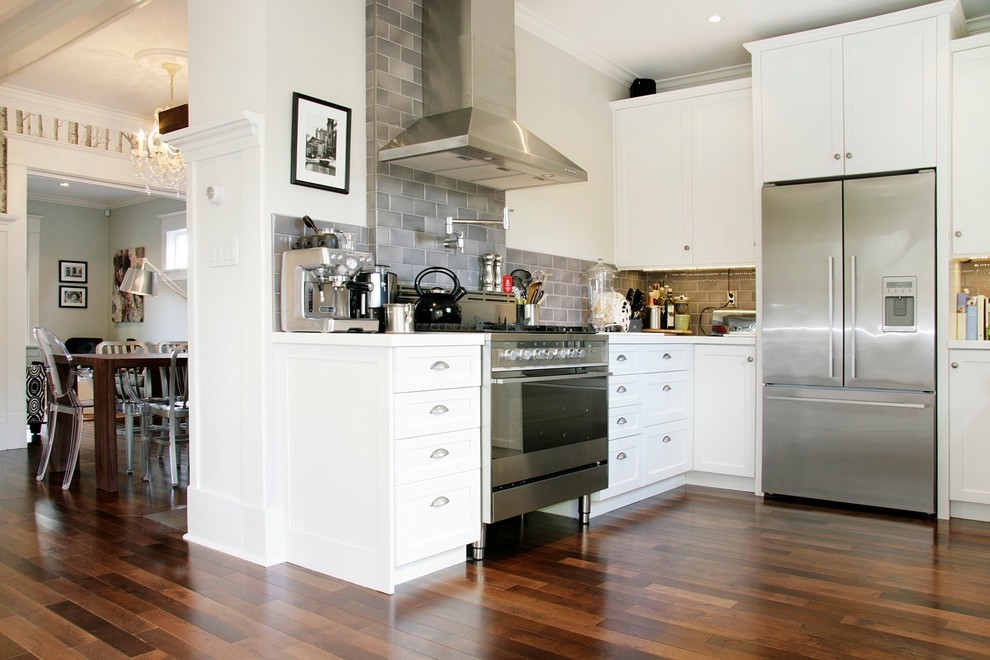 This is an example of a modern kitchen in Vancouver.