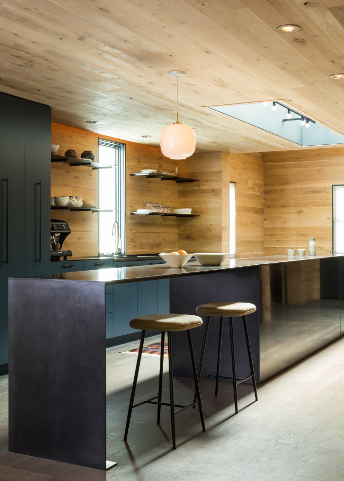 Zweizeilige, Mittelgroße Moderne Küche mit Unterbauwaschbecken, Rückwand aus Holz, bunten Elektrogeräten, dunklem Holzboden und Kücheninsel in Austin
