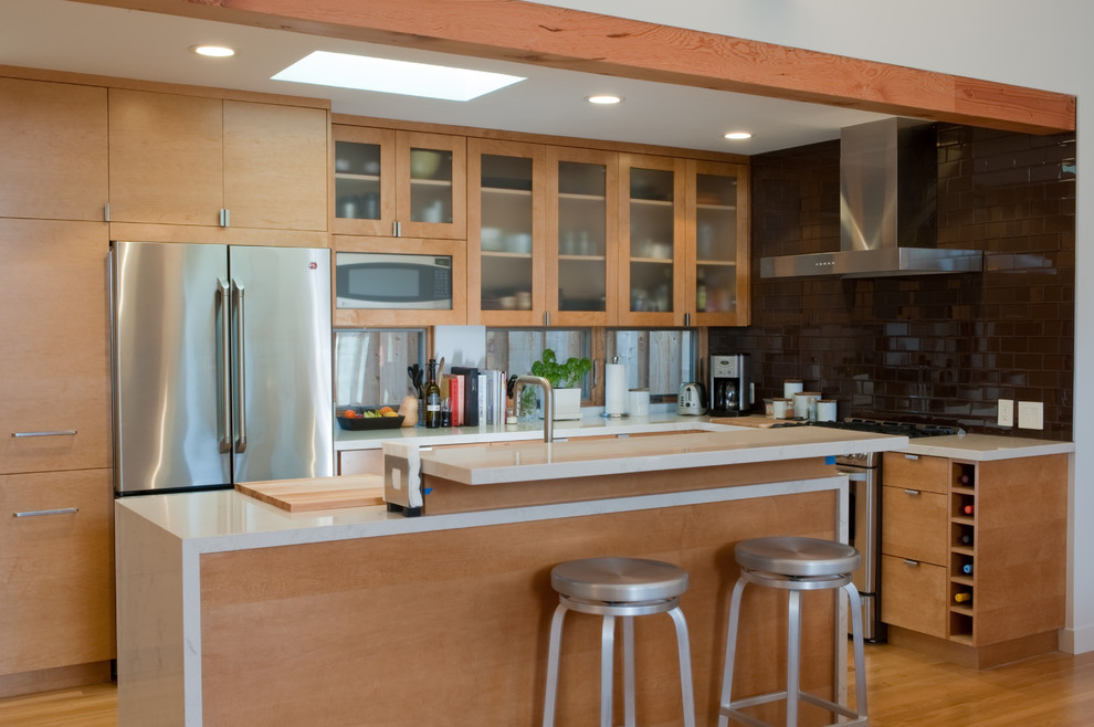 Свежая идея для дизайна: кухня в современном стиле с фартуком из плитки кабанчик и техникой из нержавеющей стали - отличное фото интерьера