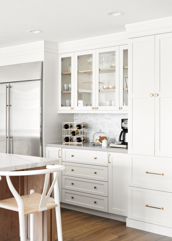Idéer för att renovera ett stort minimalistiskt vit vitt kök, med en rustik diskho, luckor med infälld panel, vita skåp, bänkskiva i kvartsit, vitt stänkskydd, stänkskydd i marmor, rostfria vitvaror, ljust trägolv, en köksö och beiget golv