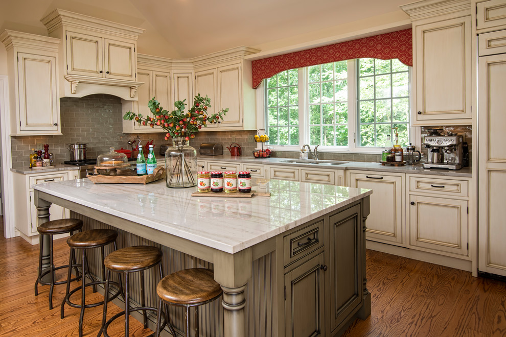 Inspiration for a farmhouse kitchen remodel in New York