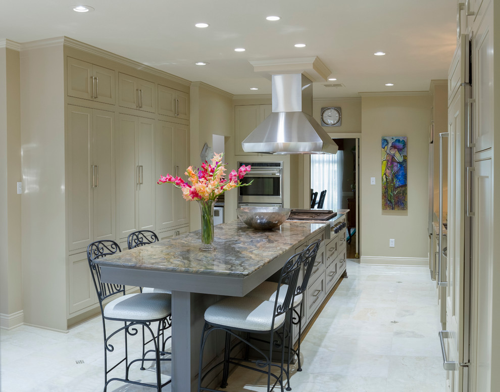 Example of a transitional u-shaped eat-in kitchen design in New Orleans with shaker cabinets, beige cabinets, granite countertops and colored appliances