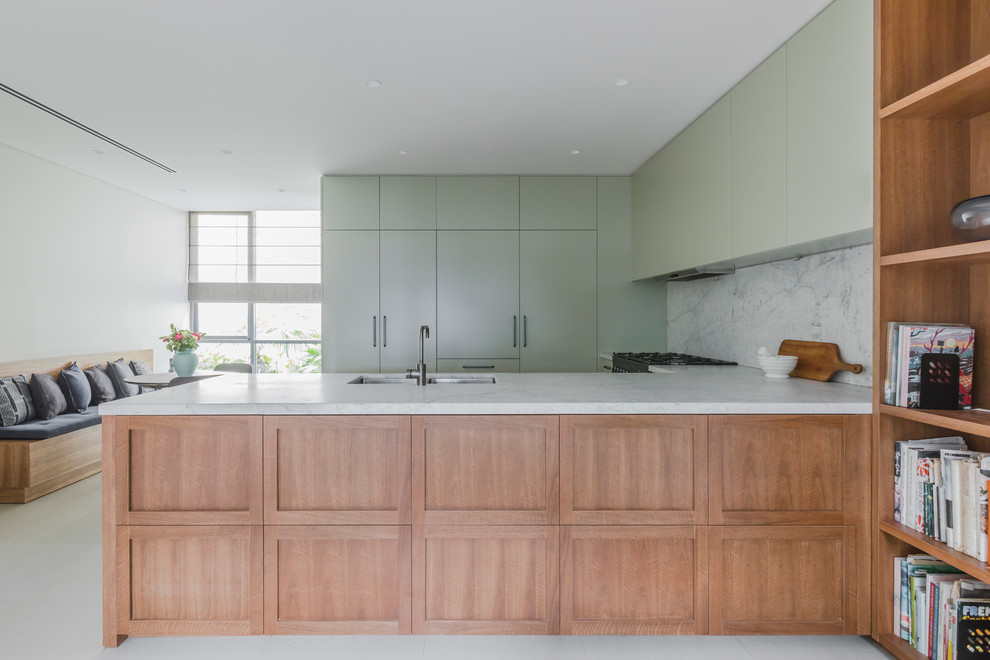 Idéer för att renovera ett mellanstort funkis vit vitt kök, med en undermonterad diskho, marmorbänkskiva, vitt stänkskydd, stänkskydd i marmor, svarta vitvaror, klinkergolv i porslin, vitt golv, släta luckor, gröna skåp och en halv köksö