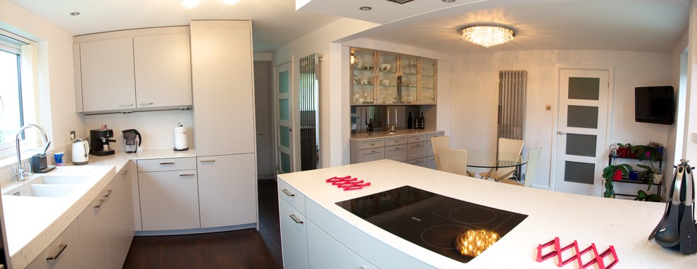 Exempel på ett litet modernt kök, med en undermonterad diskho, släta luckor, grå skåp, bänkskiva i koppar, grått stänkskydd, rostfria vitvaror och en köksö
