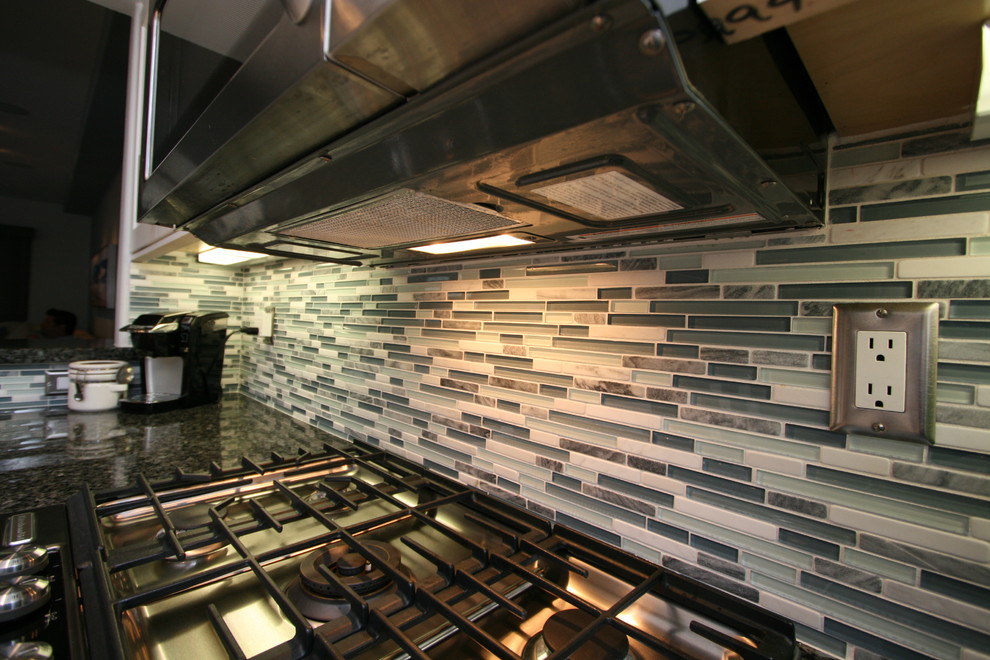 Trendy kitchen photo in Orange County