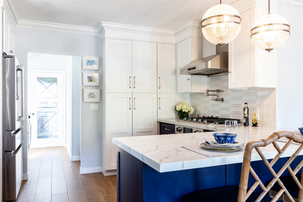 Idéer för mellanstora 60 tals vitt kök, med en enkel diskho, skåp i shakerstil, blå skåp, bänkskiva i kvarts, vitt stänkskydd, stänkskydd i keramik, rostfria vitvaror, klinkergolv i porslin, en halv köksö och brunt golv