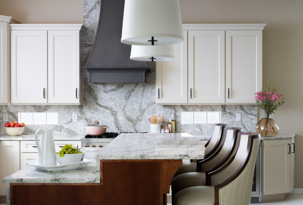 Inspiration för ett vintage grå grått l-kök, med luckor med infälld panel, vita skåp, grått stänkskydd, stänkskydd i sten, rostfria vitvaror, en köksö och beiget golv