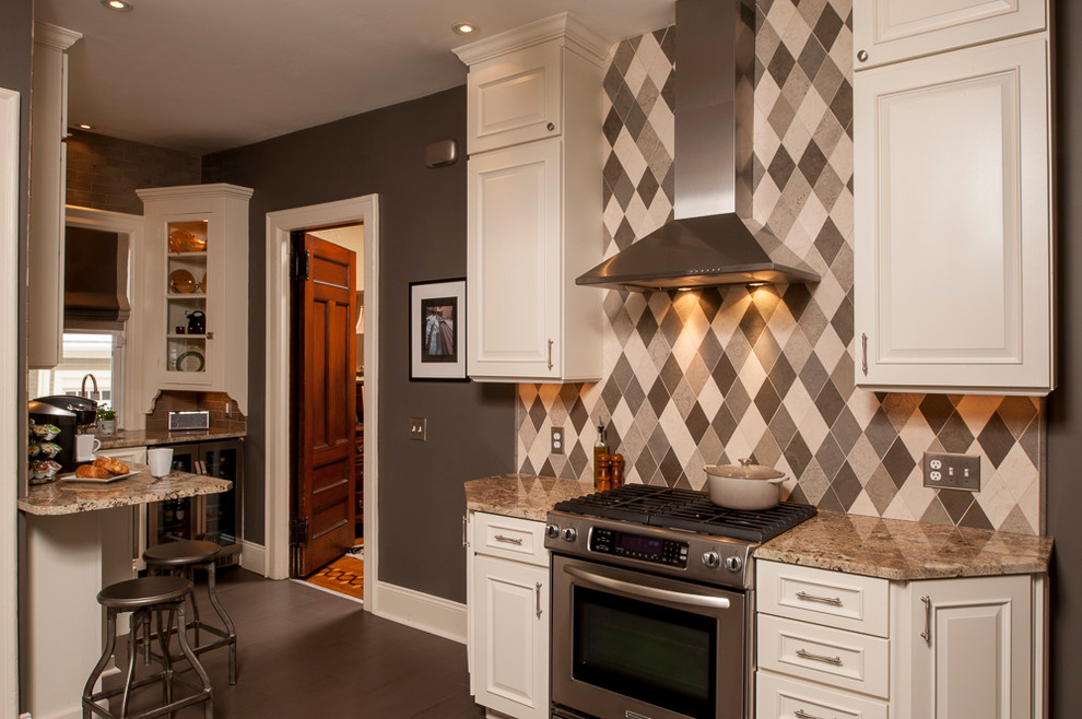 Bild på ett avskilt, mellanstort vintage l-kök, med en rustik diskho, luckor med upphöjd panel, vita skåp, granitbänkskiva, grått stänkskydd, stänkskydd i keramik, rostfria vitvaror och klinkergolv i porslin