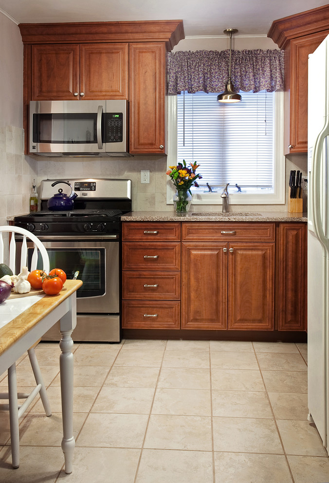 フィラデルフィアにあるお手頃価格の中くらいなおしゃれなキッチン (シングルシンク、レイズドパネル扉のキャビネット、赤いキャビネット、珪岩カウンター、白いキッチンパネル、テラコッタタイルのキッチンパネル、シルバーの調理設備、トラバーチンの床) の写真