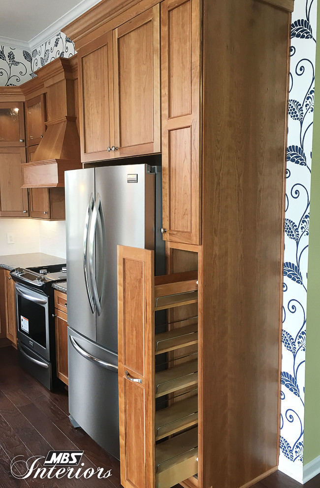Example of a mid-sized transitional l-shaped dark wood floor and brown floor eat-in kitchen design in Other with an undermount sink, recessed-panel cabinets, medium tone wood cabinets, granite countertops, white backsplash, ceramic backsplash, stainless steel appliances and an island