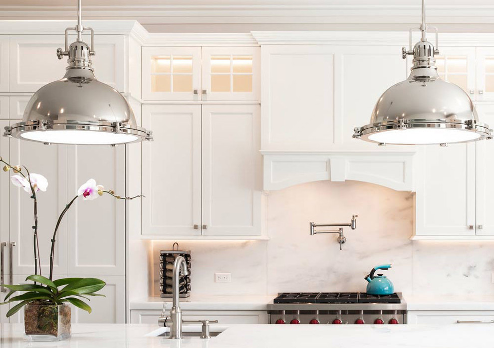 Exempel på ett mellanstort maritimt vit vitt kök, med en nedsänkt diskho, luckor med infälld panel, vita skåp, marmorbänkskiva, vitt stänkskydd, stänkskydd i marmor, rostfria vitvaror, mörkt trägolv, en köksö och svart golv