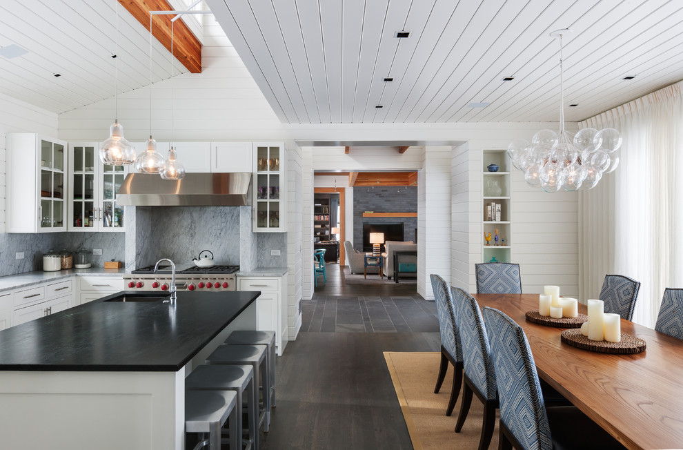 Mittelgroße Klassische Wohnküche mit dunklem Holzboden und Kücheninsel in Minneapolis