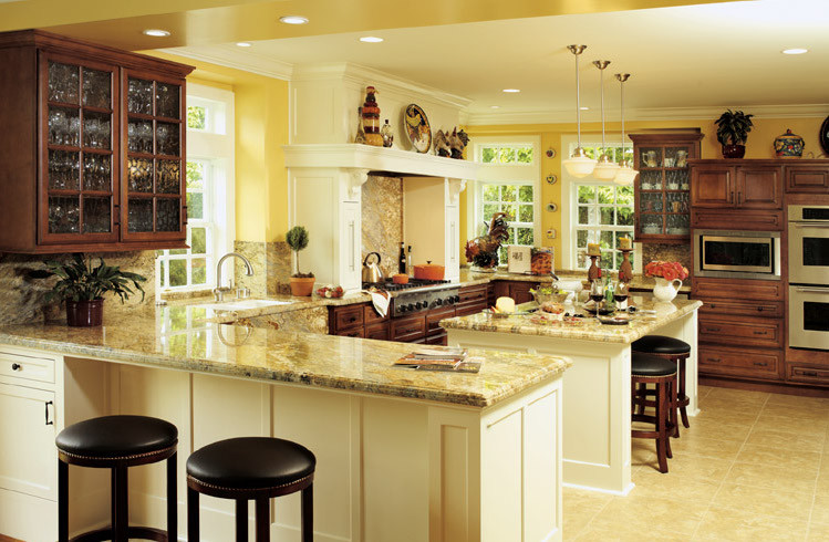Klassische Küche mit Einbauwaschbecken, hellbraunen Holzschränken, Granit-Arbeitsplatte, Zementfliesen für Boden und Kücheninsel in Orange County