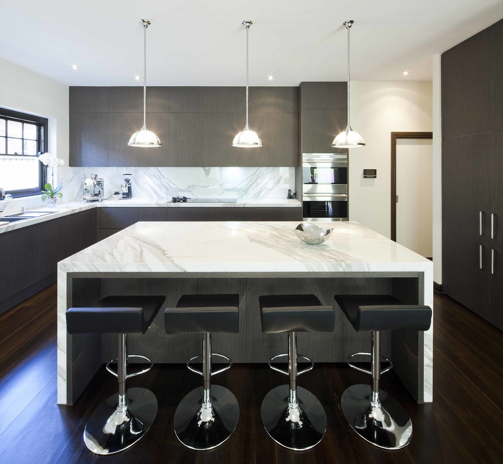 Moderne Küche in L-Form mit flächenbündigen Schrankfronten, dunklen Holzschränken, Marmor-Arbeitsplatte, Küchenrückwand in Weiß, Küchengeräten aus Edelstahl und Rückwand aus Marmor in Melbourne