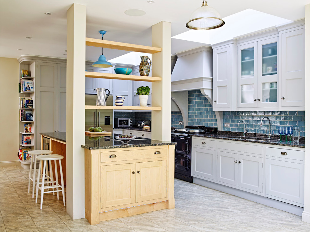 Foto på ett mellanstort lantligt kök och matrum, med en rustik diskho, skåp i shakerstil, granitbänkskiva, blått stänkskydd, stänkskydd i keramik, rostfria vitvaror och en köksö