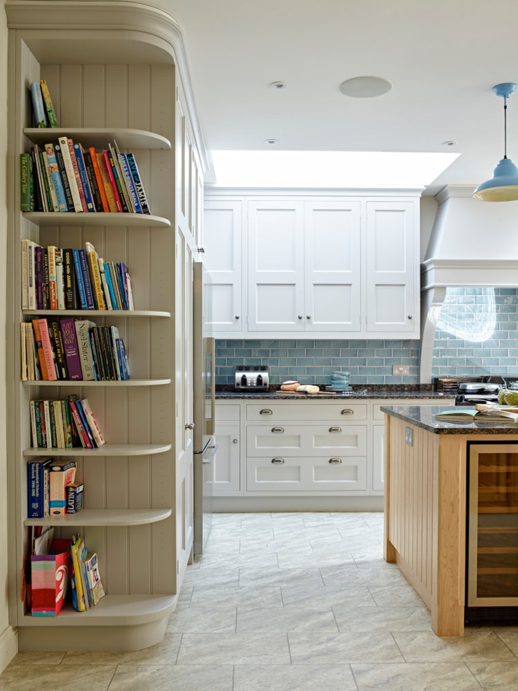 Bild på ett mellanstort lantligt kök och matrum, med en rustik diskho, skåp i shakerstil, granitbänkskiva, blått stänkskydd, stänkskydd i keramik, rostfria vitvaror och en köksö