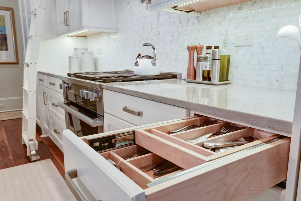 Idéer för att renovera ett mellanstort vintage kök, med en undermonterad diskho, luckor med infälld panel, vita skåp, rostfria vitvaror, mellanmörkt trägolv, en köksö och brunt golv