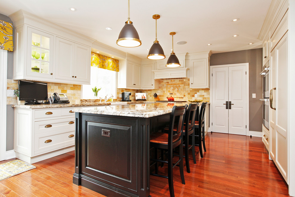 Bild på ett stort vintage kök, med en rustik diskho, luckor med upphöjd panel, vita skåp, granitbänkskiva, gult stänkskydd, stänkskydd i marmor, integrerade vitvaror, mellanmörkt trägolv, en köksö och brunt golv