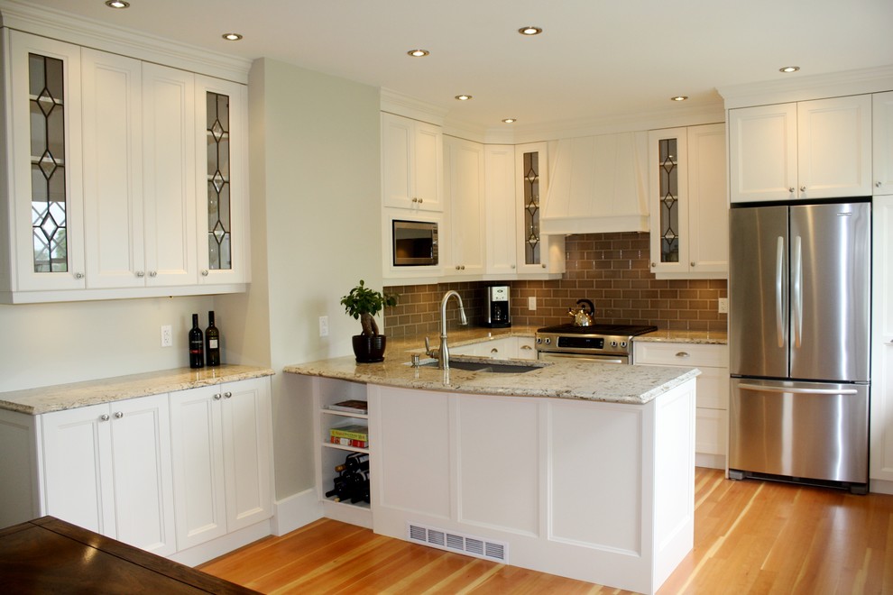 This is an example of a classic kitchen in Vancouver.