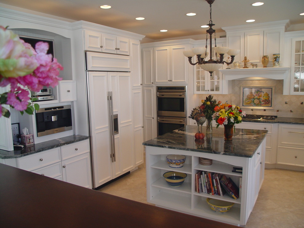 Exempel på ett mellanstort klassiskt kök, med en rustik diskho, släta luckor, vita skåp, granitbänkskiva, beige stänkskydd, stänkskydd i stenkakel, rostfria vitvaror, klinkergolv i keramik och en köksö