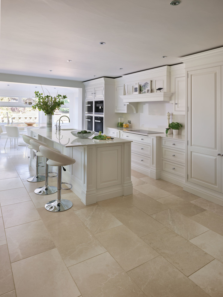 Idéer för ett stort modernt vit kök, med skåp i shakerstil, vita skåp, vitt stänkskydd, stänkskydd i marmor, marmorgolv, en köksö och beiget golv