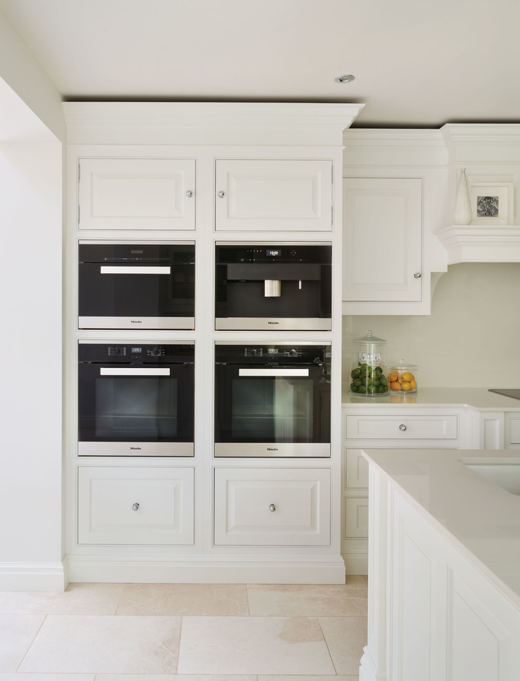 Foto di una grande cucina minimal con ante in stile shaker, ante bianche, paraspruzzi bianco, paraspruzzi in marmo, pavimento in marmo, pavimento beige e top bianco