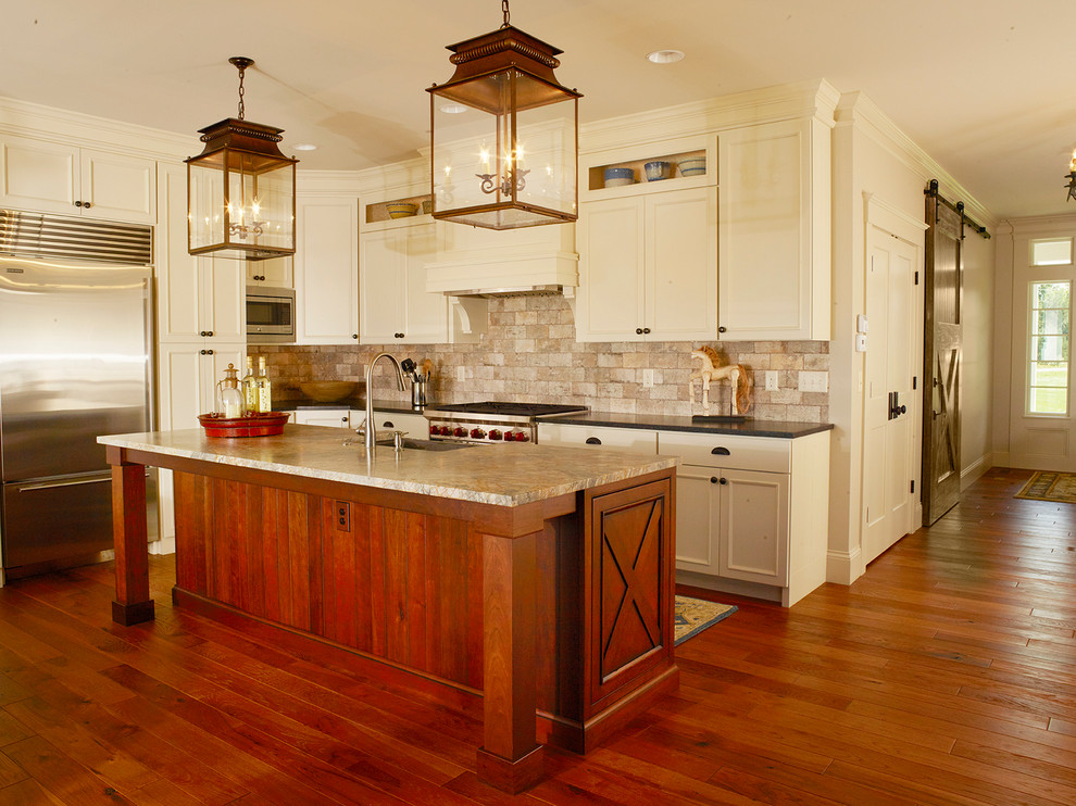Exempel på ett mellanstort lantligt l-kök, med en nedsänkt diskho, luckor med upphöjd panel, vita skåp, rostfria vitvaror, mellanmörkt trägolv och en köksö