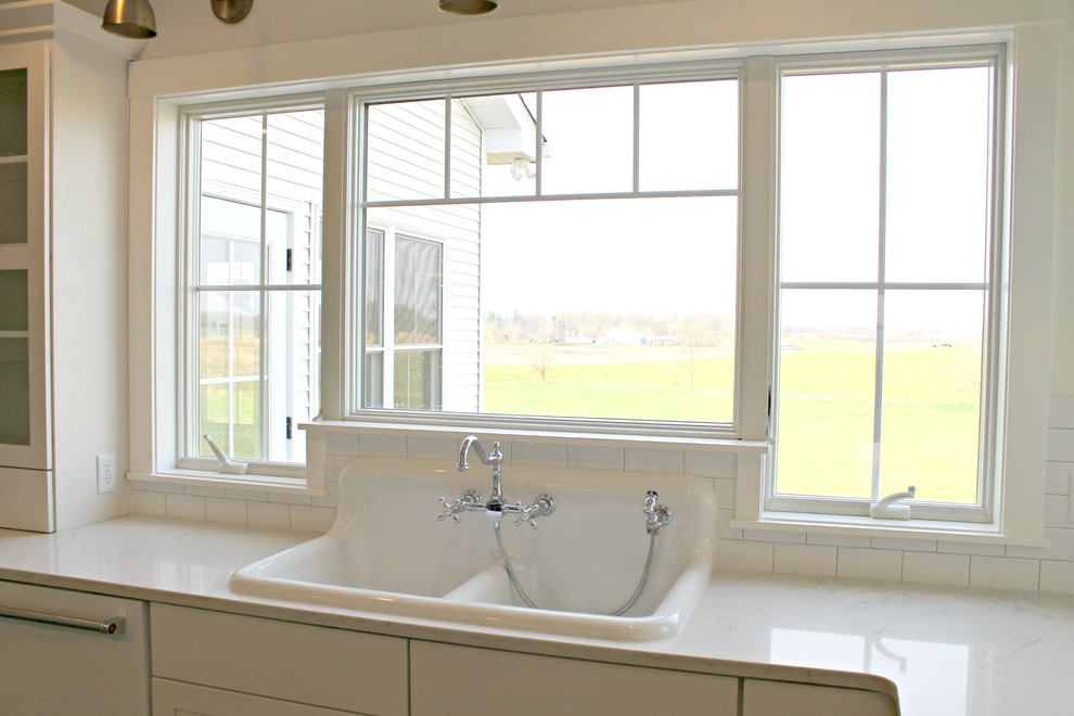 Foto de cuarto de baño campestre de tamaño medio con armarios con paneles lisos, puertas de armario blancas, suelo de madera clara y suelo beige