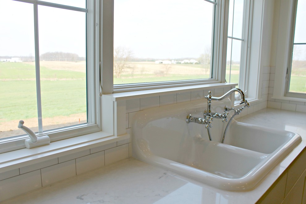 Idee per una stanza da bagno country di medie dimensioni con ante lisce, ante bianche, parquet chiaro e pavimento beige